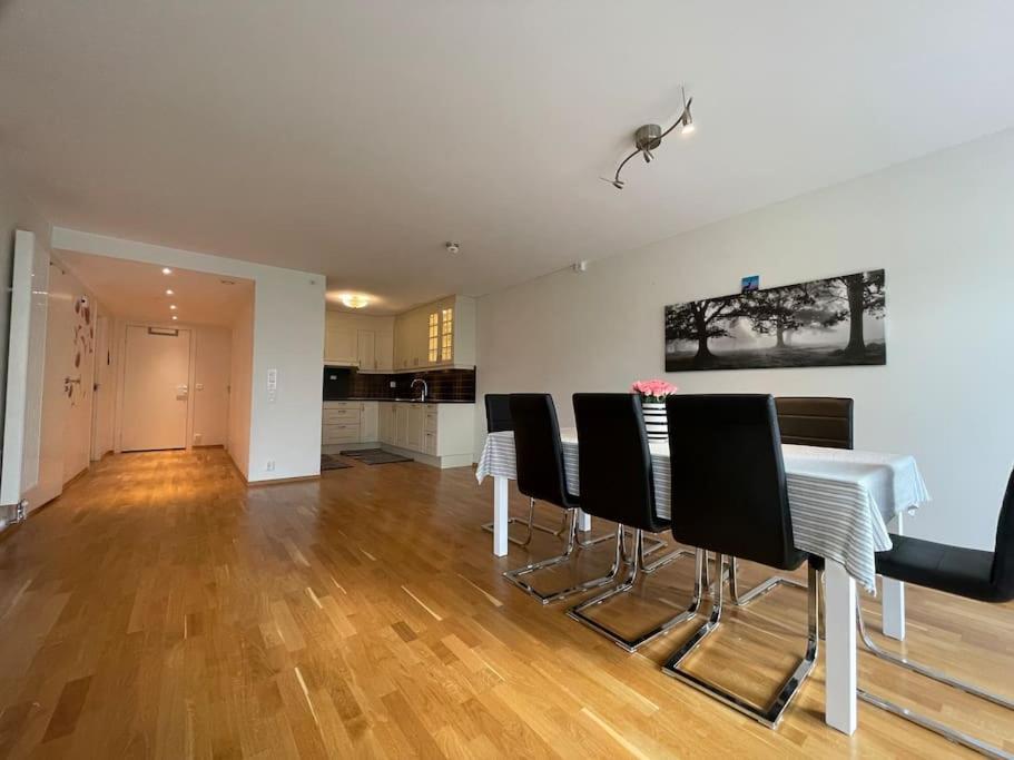 3 Sleeping Rooms For 82M2 Which Direct Traffic To Airport And City Center Bergen Exteriér fotografie